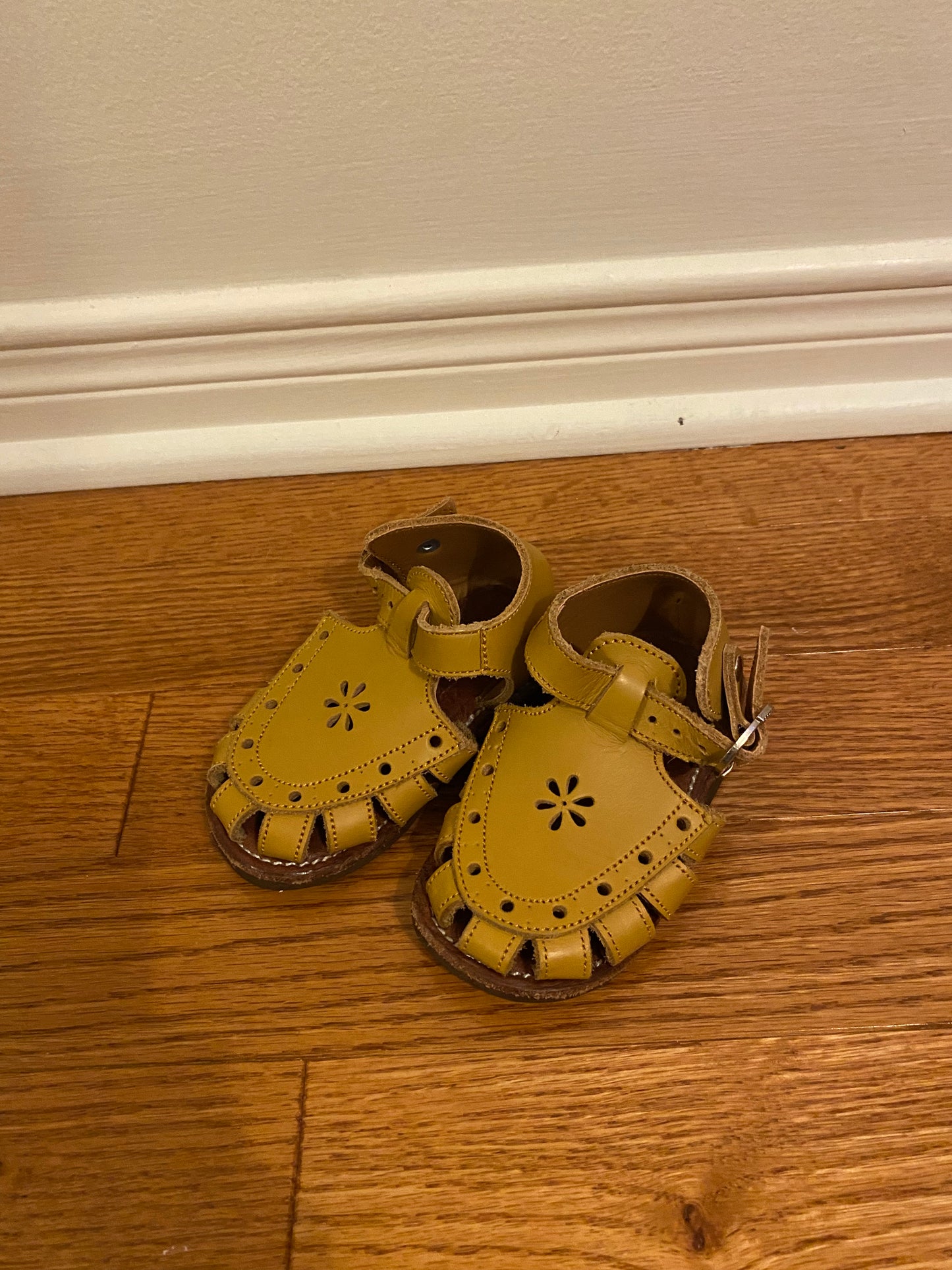Adelisa & Co Leather Sandals - 3.5